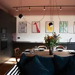 Bright 1920s - 2 Mins To & Station Apartman
