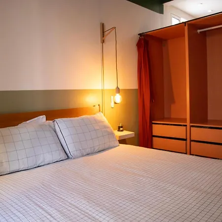 Bright 1920s - 2 Mins To & Station Apartment *