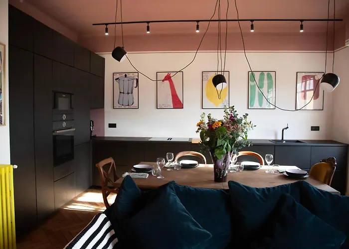 Bright 1920s - 2 Mins To & Station Apartment